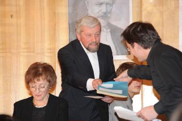 Во время спектакля